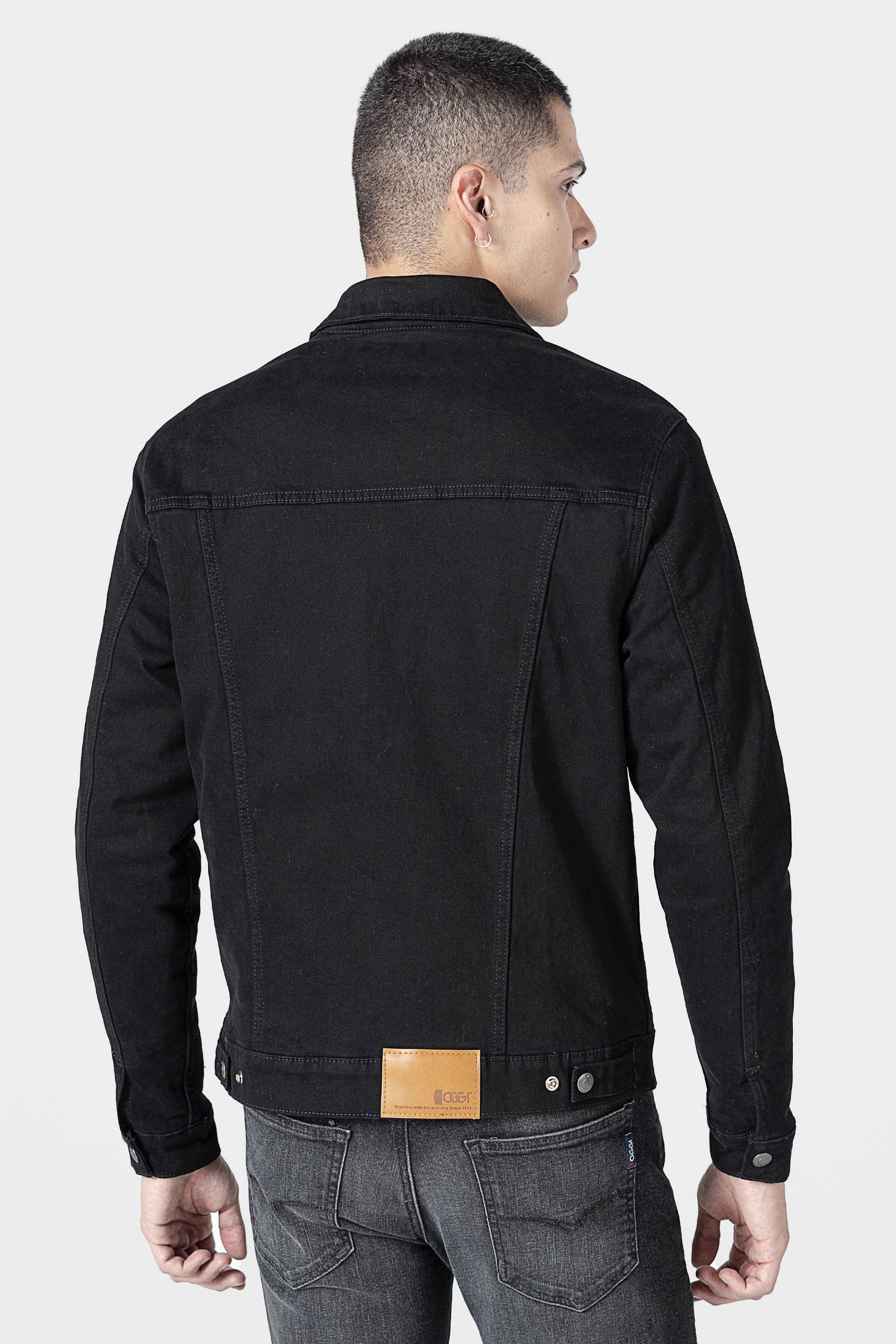 Chamarra De Mezclilla Con Camisa Negra Cómo Combinar Chamarra De