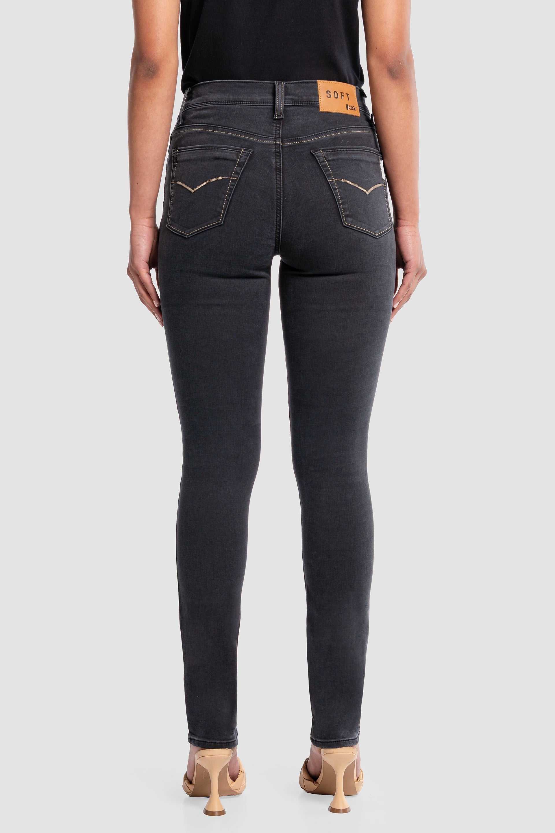 Jeans Slim Negro para Mujer Comodidad y Estilo Definido Oggi Jeans